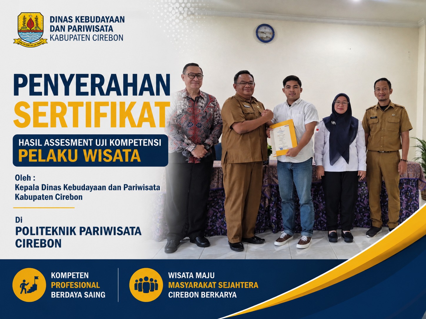 Kepala Disbudpar Kabupaten Cirebon Serahkan Sertifikat Hasil Assessment Uji Kompetensi Pelaku Wisata