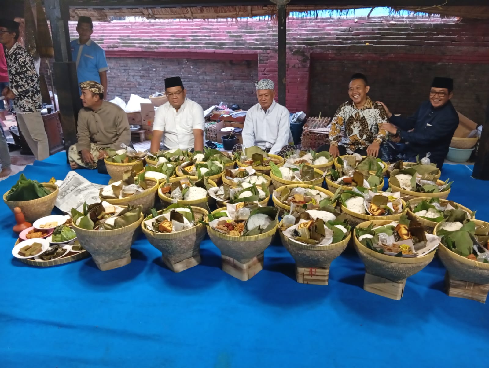 Lestarikan Tradisi Turun-Temurun, Disbudpar Kabupaten Cirebon Hadiri Ritual Buka dan Tutup Sirap Makam Buyut Trusmi